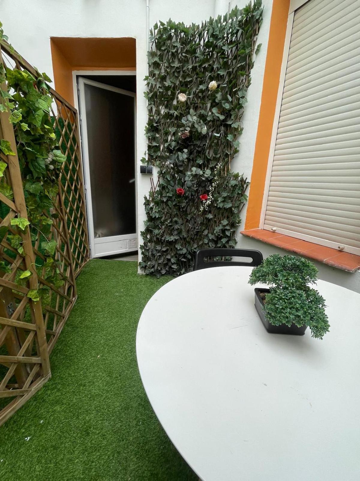 The Garden Of Plaza Callao Madri Exterior foto